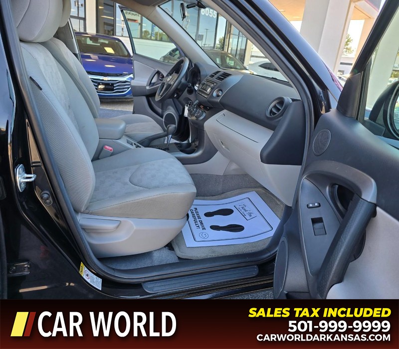 Toyota RAV4 Vehicle Full-screen Gallery Image 11