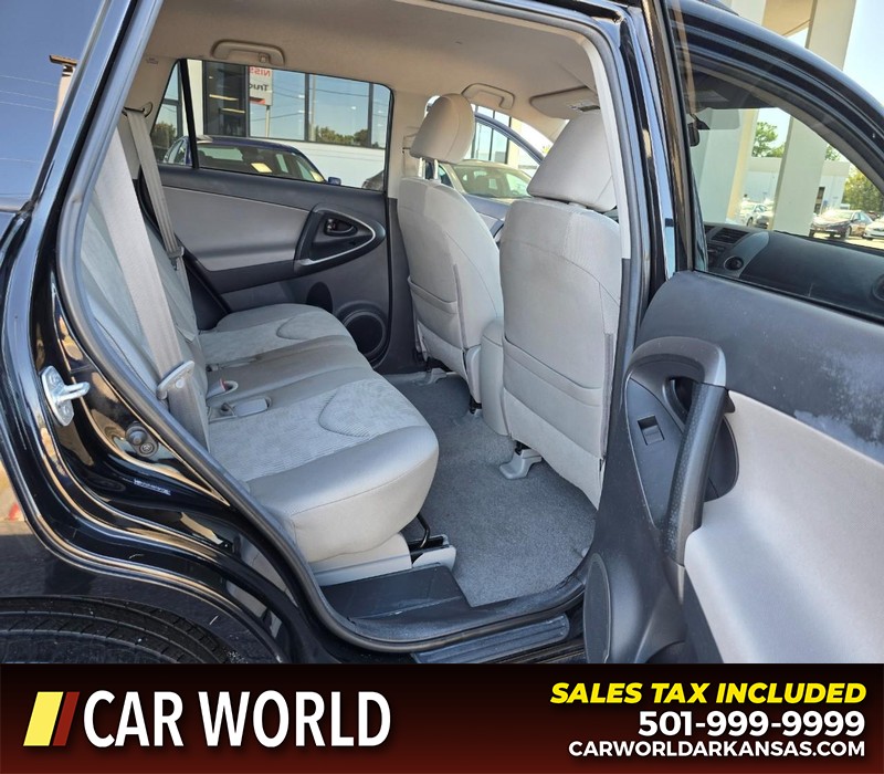 Toyota RAV4 Vehicle Full-screen Gallery Image 12