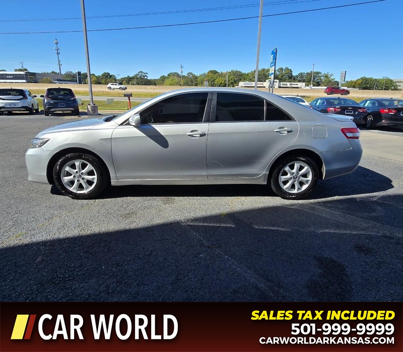 Toyota Camry Vehicle Full-screen Gallery Image 4