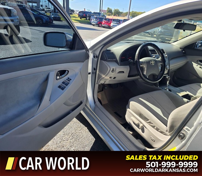 Toyota Camry Vehicle Full-screen Gallery Image 7