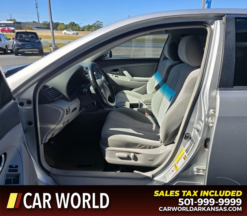 Toyota Camry Vehicle Full-screen Gallery Image 8