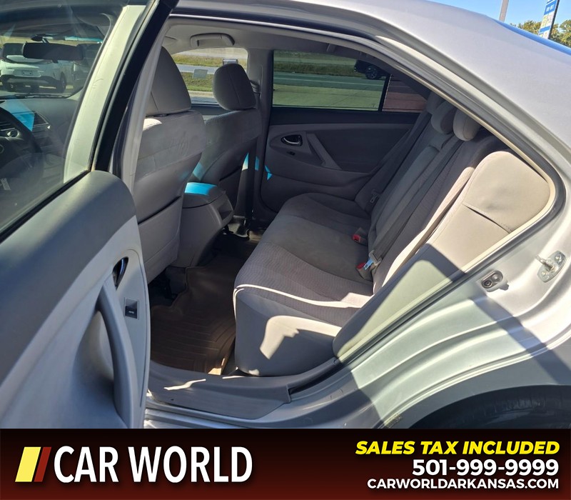 Toyota Camry Vehicle Full-screen Gallery Image 10