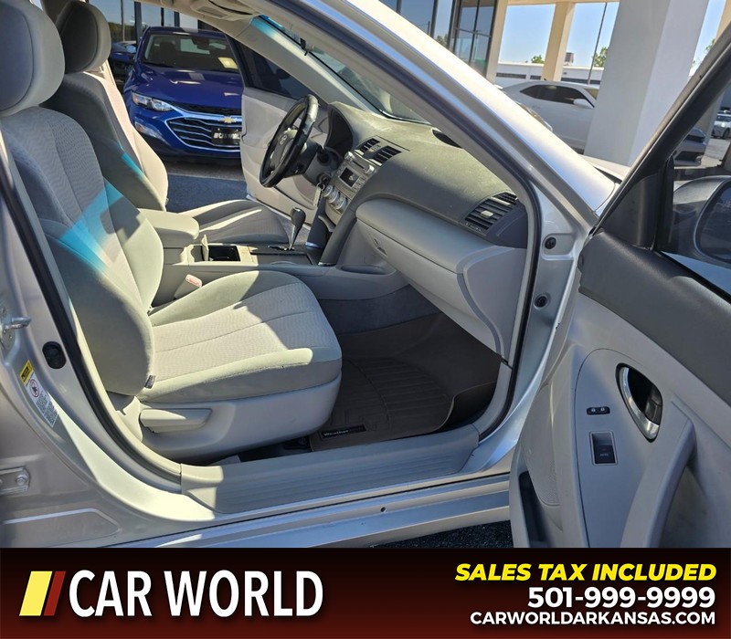 Toyota Camry Vehicle Full-screen Gallery Image 11