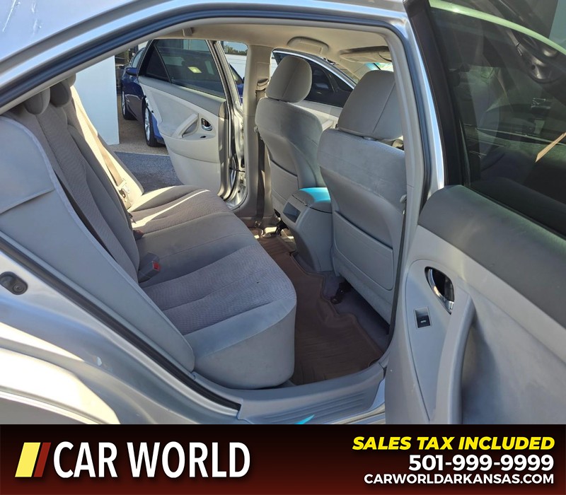 Toyota Camry Vehicle Full-screen Gallery Image 12
