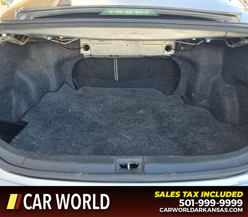 Toyota Camry Vehicle Full-screen Gallery Image 13