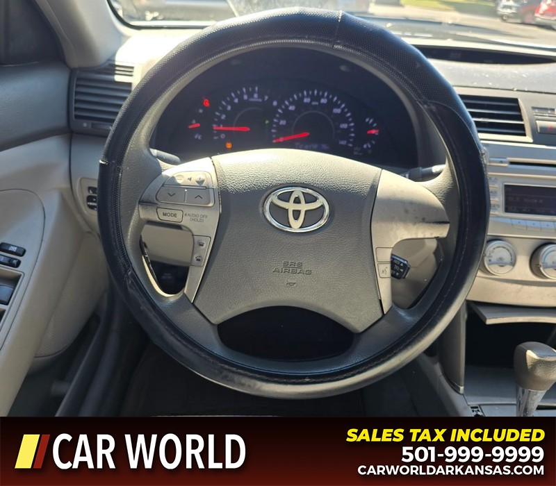 Toyota Camry Vehicle Full-screen Gallery Image 15
