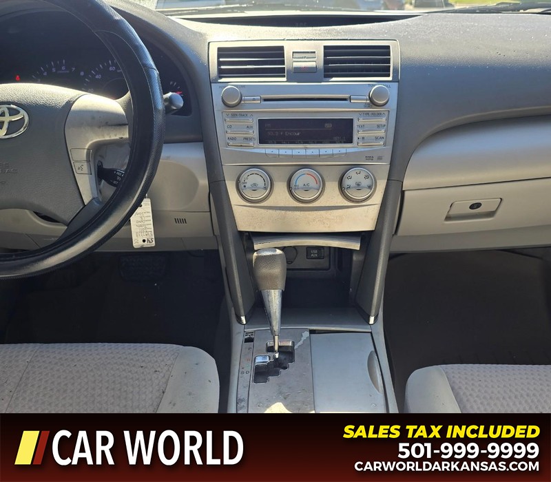 Toyota Camry Vehicle Full-screen Gallery Image 18