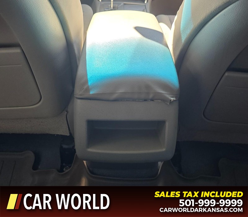 Toyota Camry Vehicle Full-screen Gallery Image 19