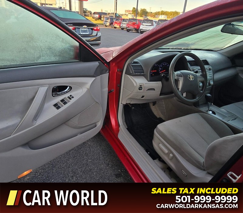 Toyota Camry Vehicle Full-screen Gallery Image 7
