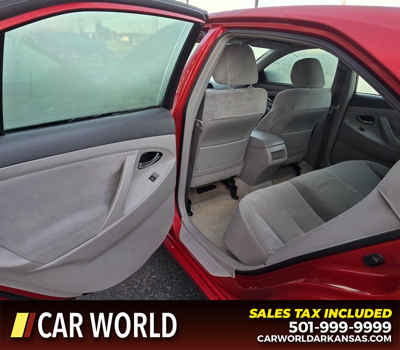 Toyota Camry Vehicle Full-screen Gallery Image 9