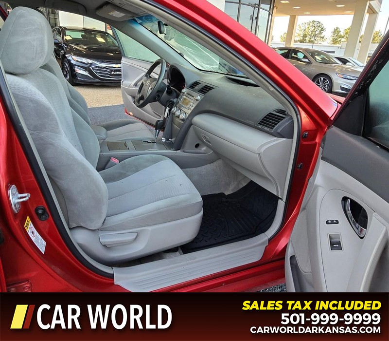 Toyota Camry Vehicle Full-screen Gallery Image 11