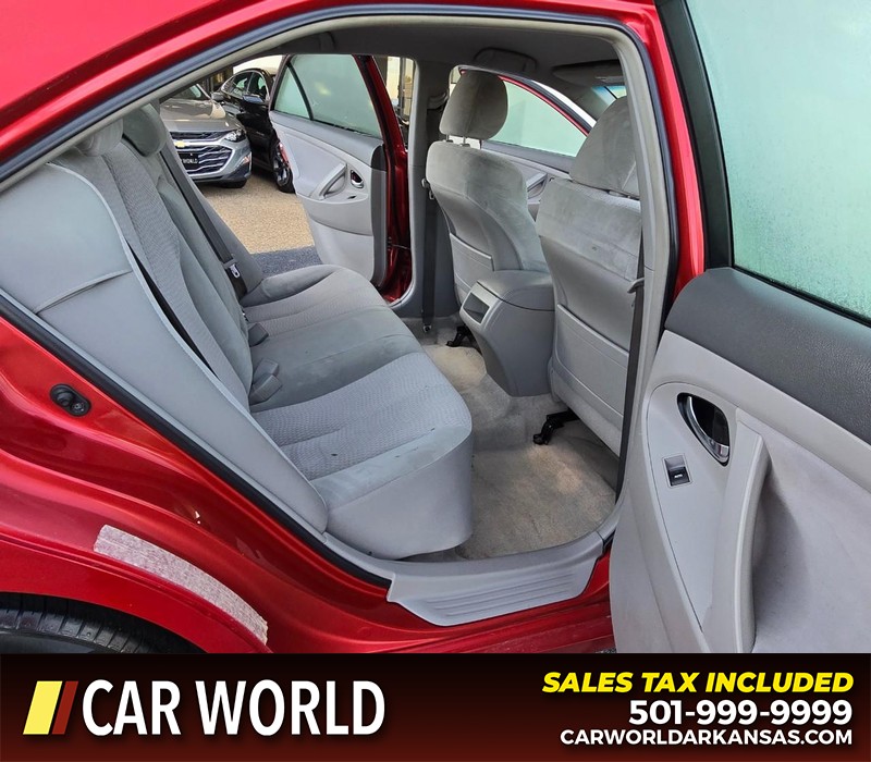 Toyota Camry Vehicle Full-screen Gallery Image 12