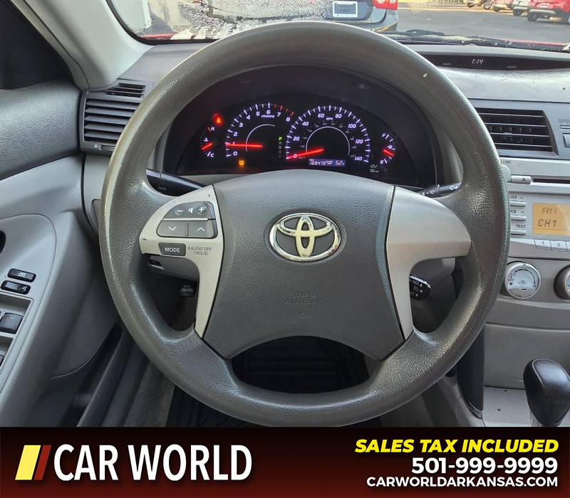 Toyota Camry Vehicle Full-screen Gallery Image 15