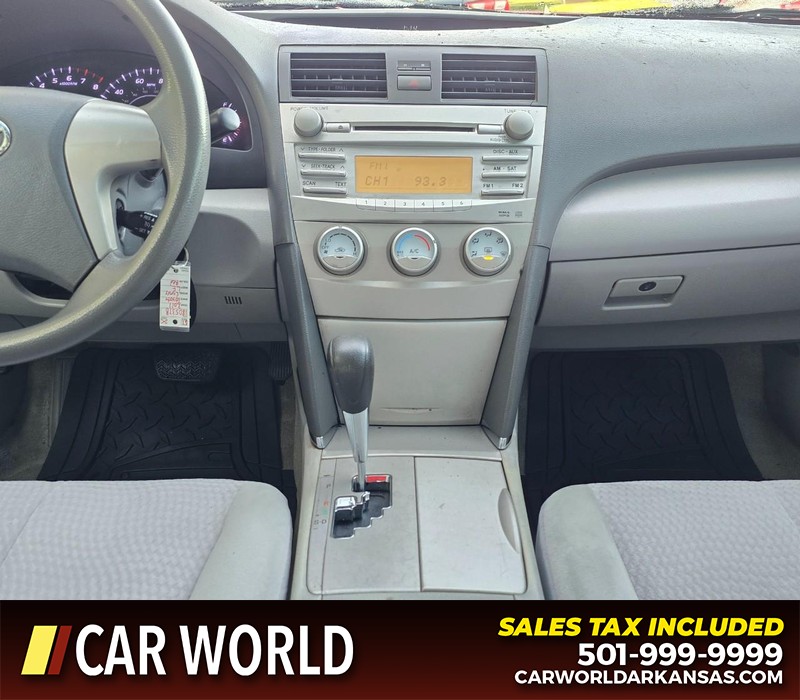Toyota Camry Vehicle Full-screen Gallery Image 18