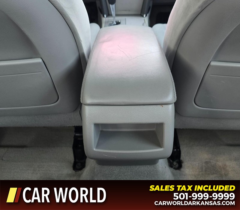 Toyota Camry Vehicle Full-screen Gallery Image 19