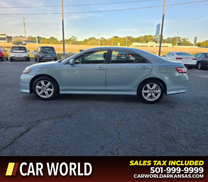 Toyota Camry Vehicle Full-screen Gallery Image 4