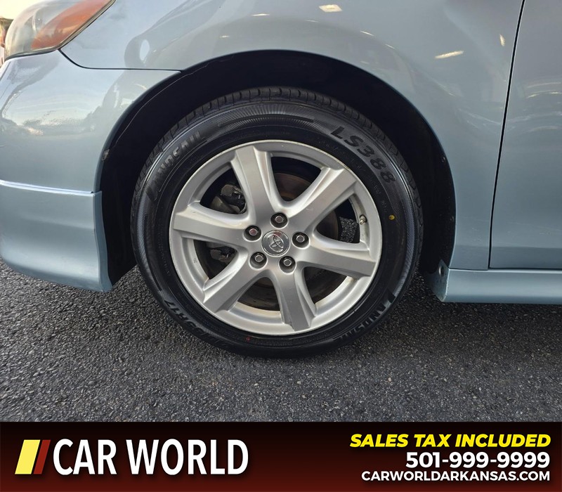 Toyota Camry Vehicle Full-screen Gallery Image 6