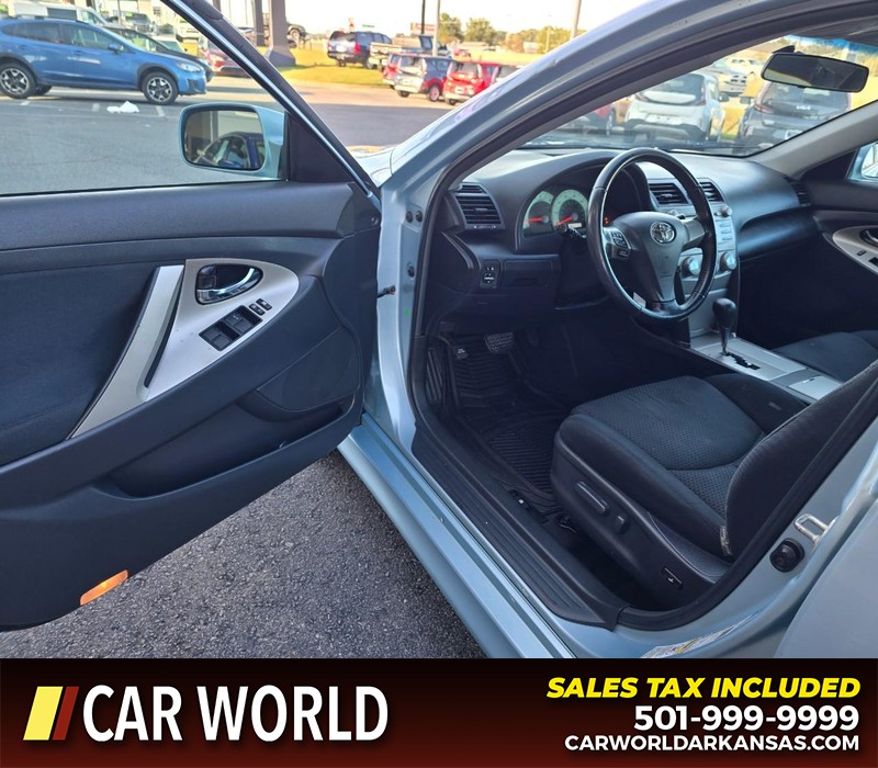 Toyota Camry Vehicle Full-screen Gallery Image 7