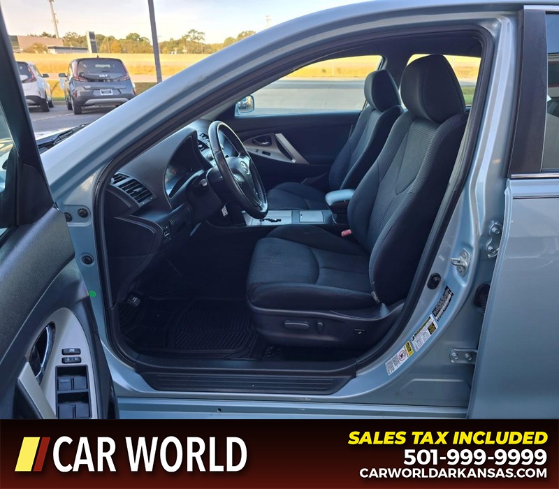 Toyota Camry Vehicle Full-screen Gallery Image 8