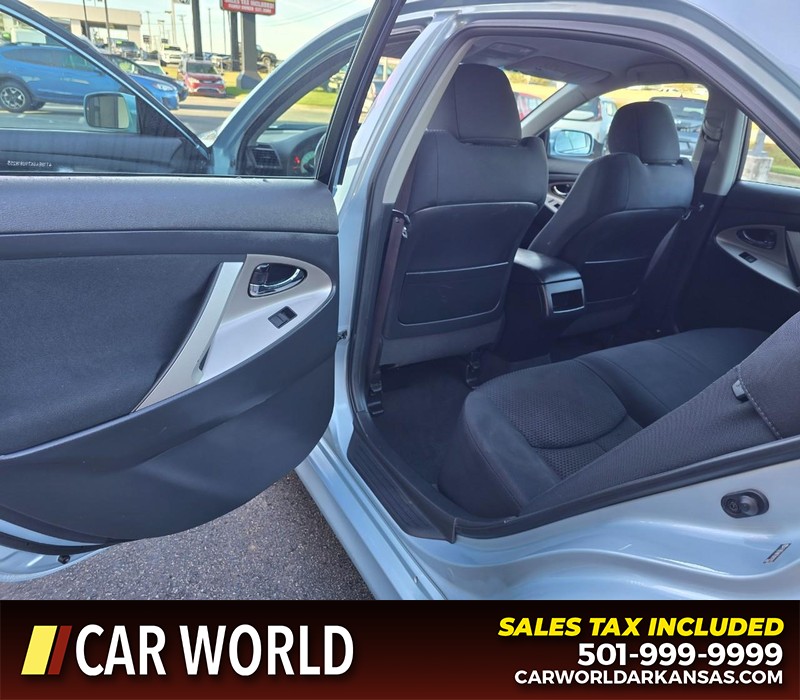 Toyota Camry Vehicle Full-screen Gallery Image 9
