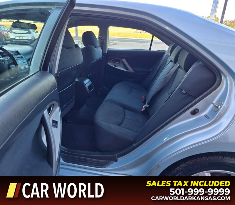 Toyota Camry Vehicle Full-screen Gallery Image 10