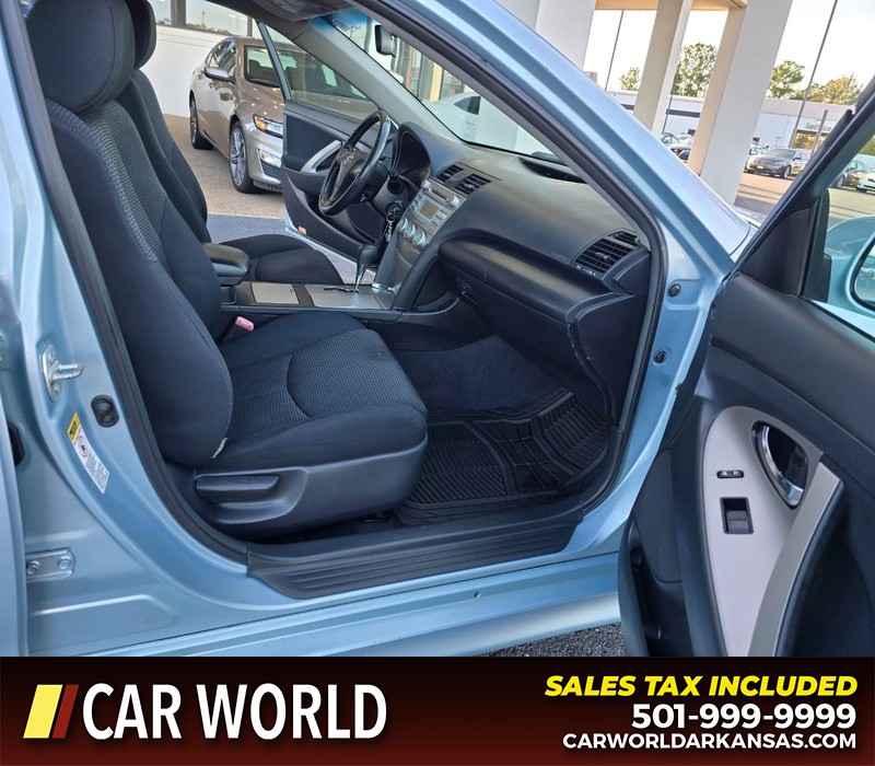 Toyota Camry Vehicle Full-screen Gallery Image 11