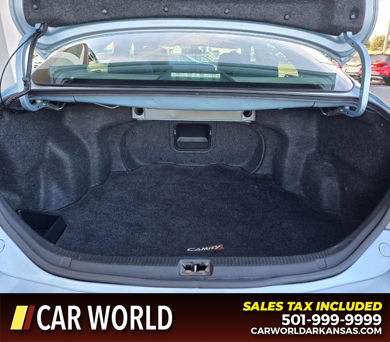Toyota Camry Vehicle Full-screen Gallery Image 13