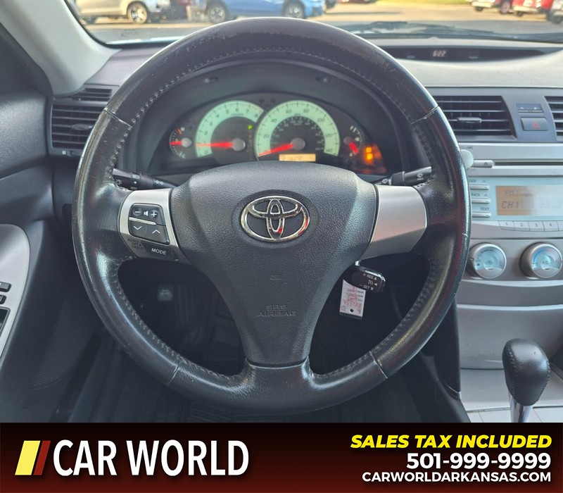 Toyota Camry Vehicle Full-screen Gallery Image 14