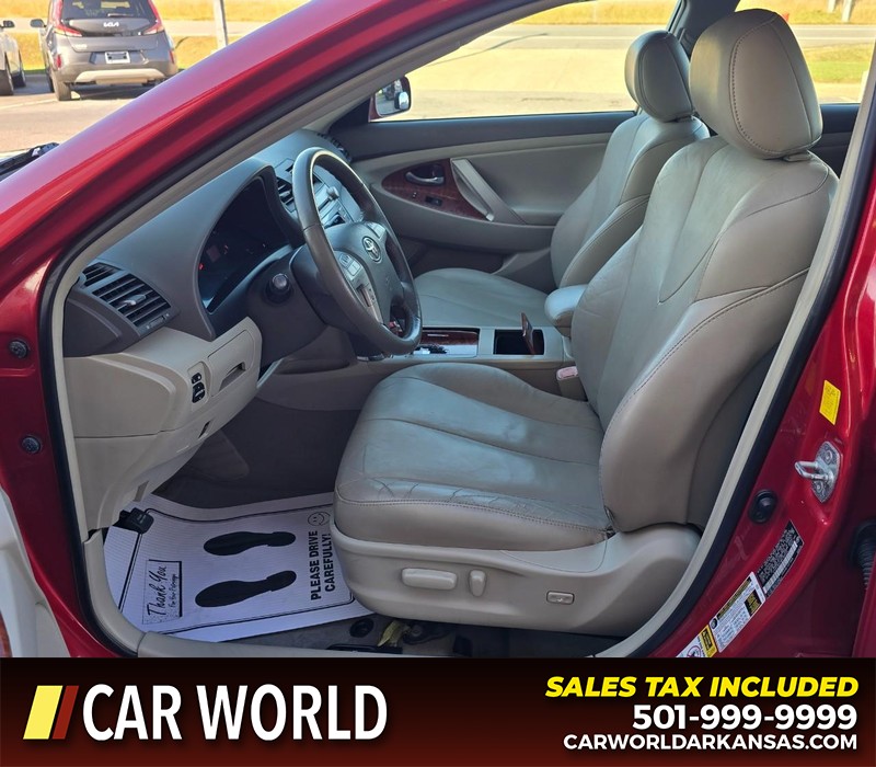 Toyota Camry Vehicle Full-screen Gallery Image 8