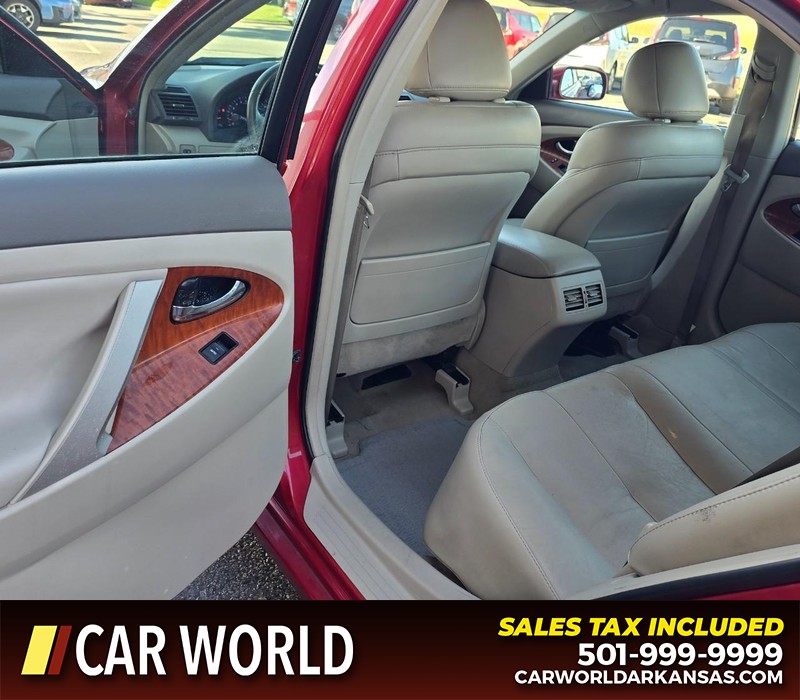 Toyota Camry Vehicle Full-screen Gallery Image 9