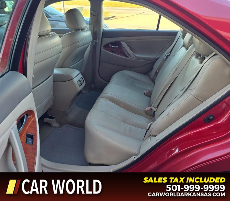 Toyota Camry Vehicle Full-screen Gallery Image 10