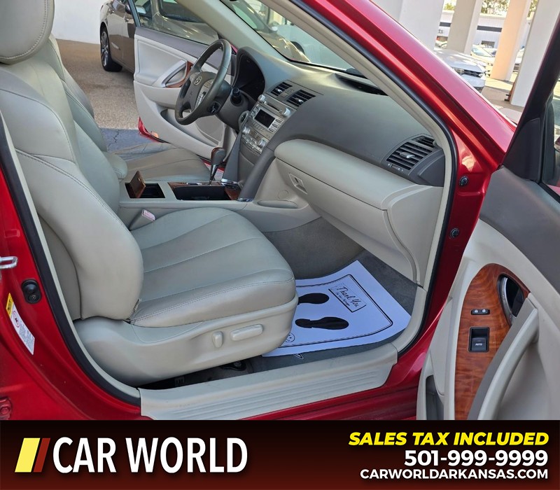 Toyota Camry Vehicle Full-screen Gallery Image 11