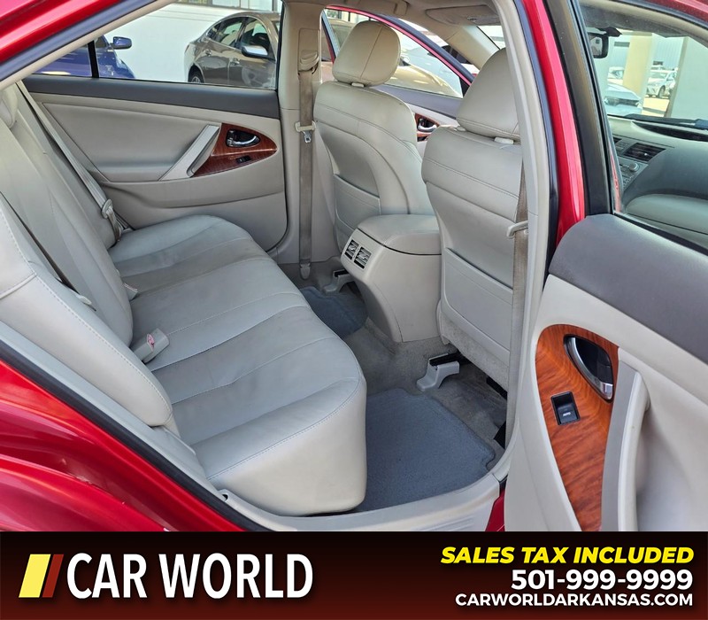 Toyota Camry Vehicle Full-screen Gallery Image 12