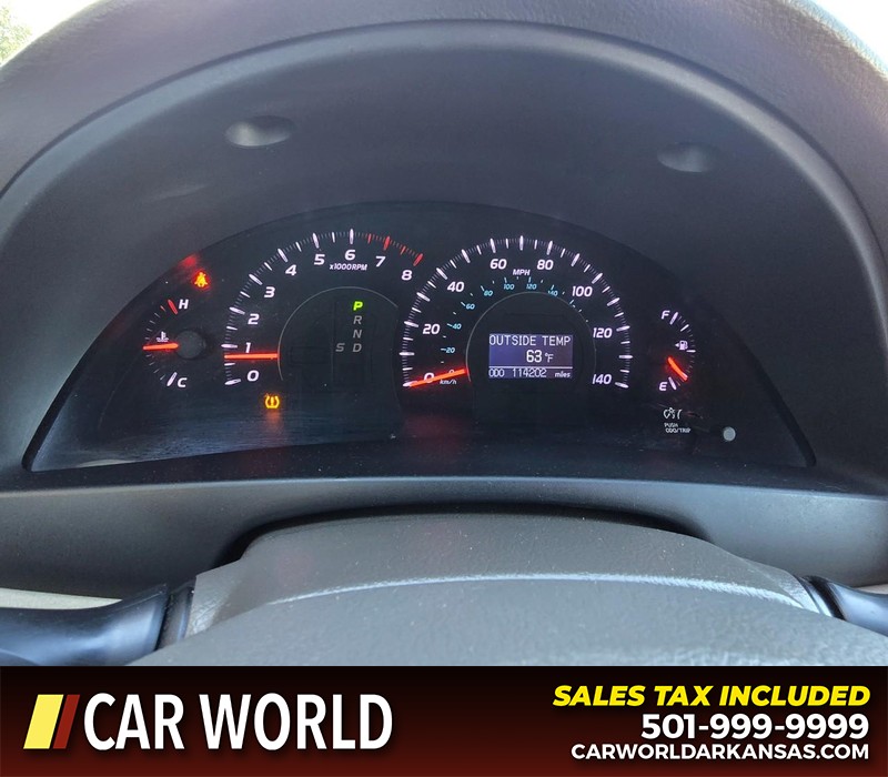 Toyota Camry Vehicle Full-screen Gallery Image 16