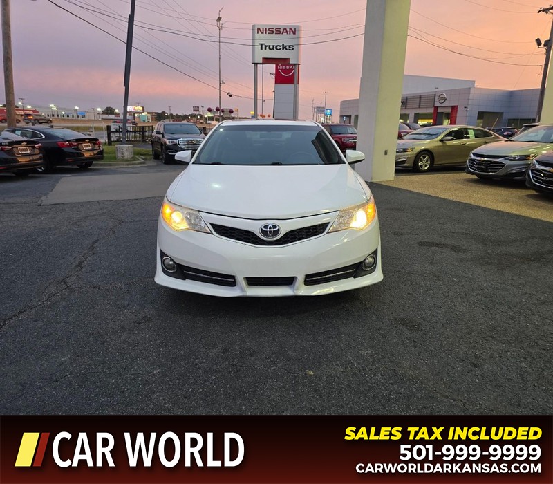 Toyota Camry Vehicle Full-screen Gallery Image 2