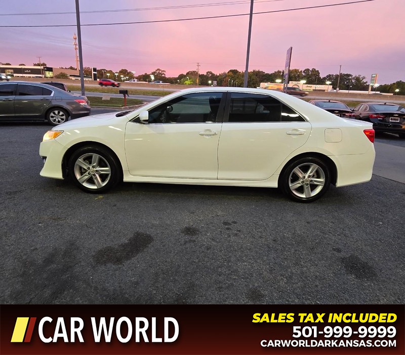 Toyota Camry Vehicle Full-screen Gallery Image 4