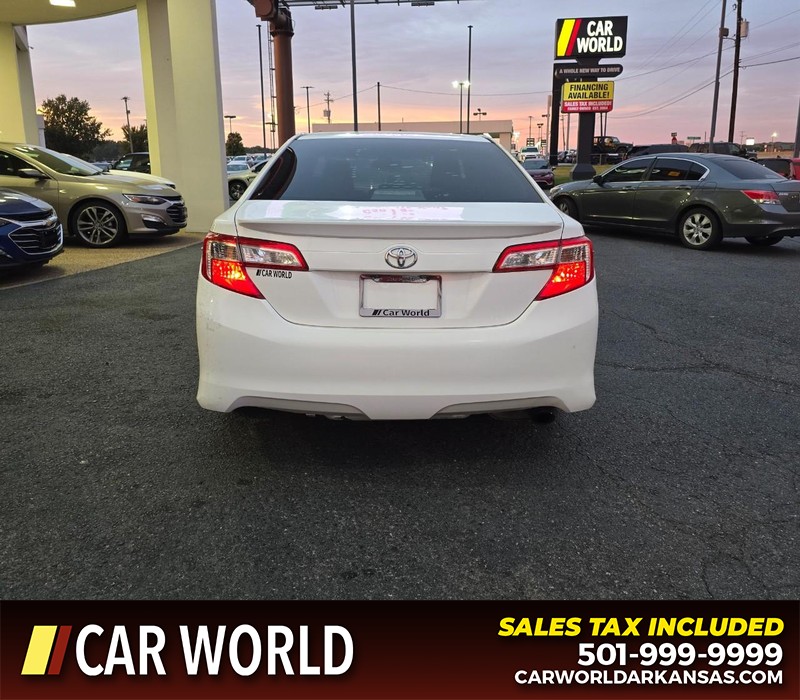 Toyota Camry Vehicle Full-screen Gallery Image 5