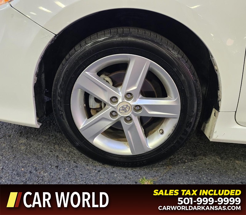 Toyota Camry Vehicle Full-screen Gallery Image 6