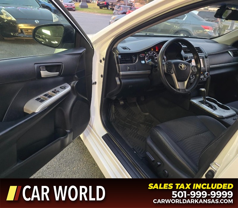 Toyota Camry Vehicle Full-screen Gallery Image 7