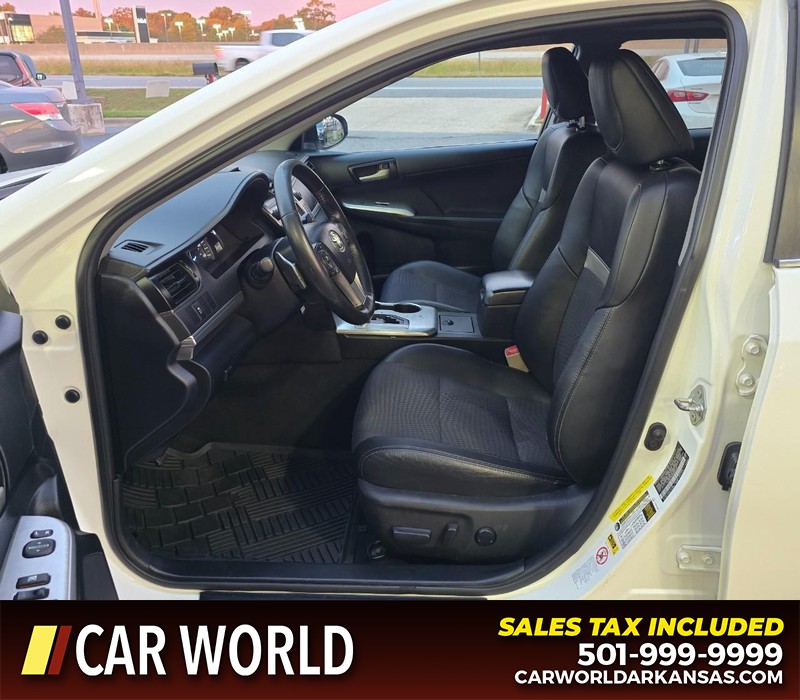 Toyota Camry Vehicle Full-screen Gallery Image 8