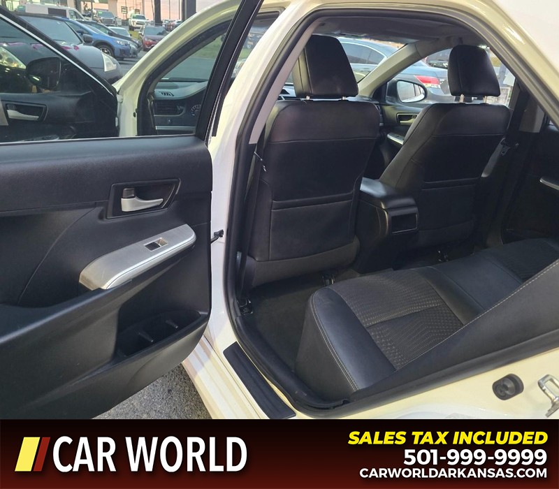 Toyota Camry Vehicle Full-screen Gallery Image 9
