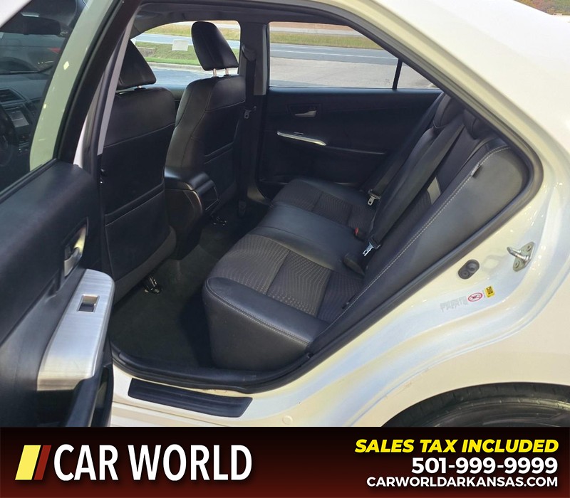 Toyota Camry Vehicle Full-screen Gallery Image 10