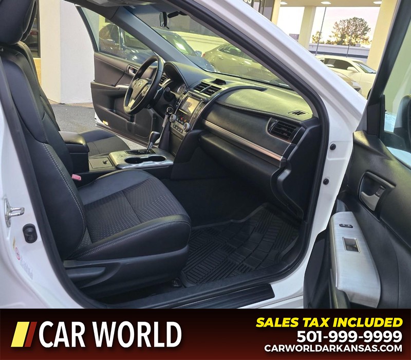 Toyota Camry Vehicle Full-screen Gallery Image 11
