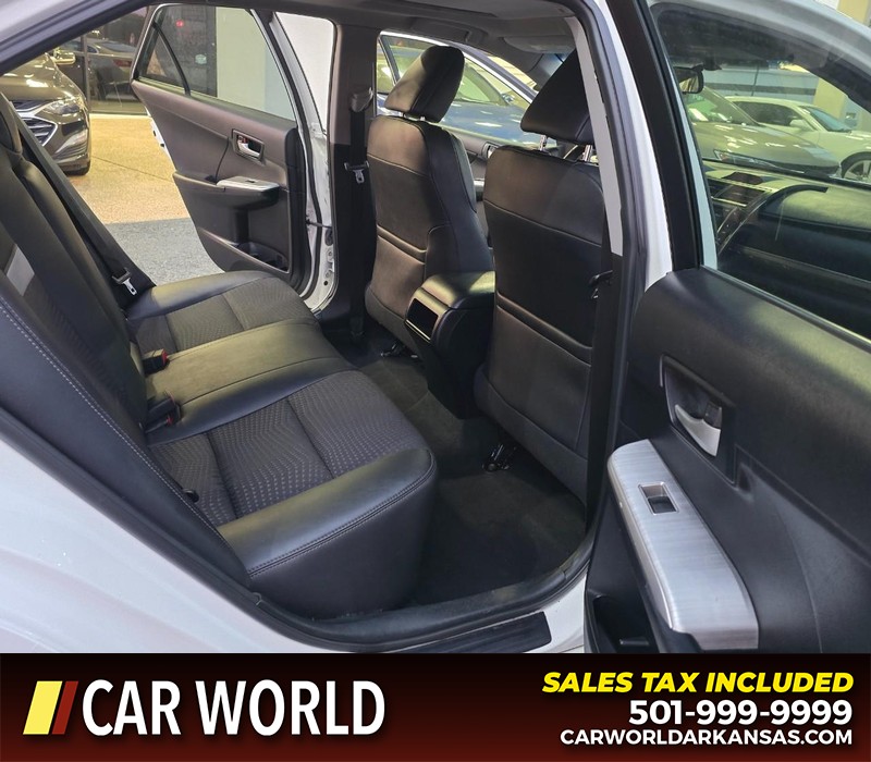 Toyota Camry Vehicle Full-screen Gallery Image 12