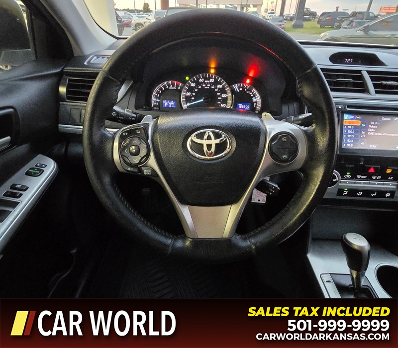 Toyota Camry Vehicle Full-screen Gallery Image 15
