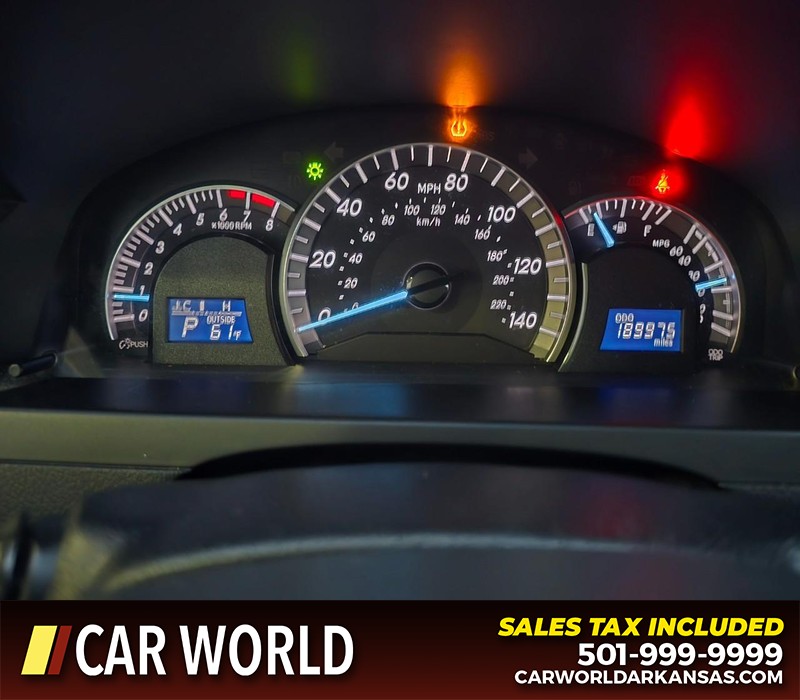 Toyota Camry Vehicle Full-screen Gallery Image 17