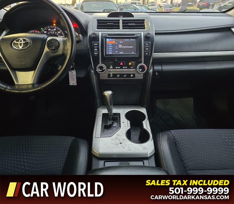 Toyota Camry Vehicle Full-screen Gallery Image 18