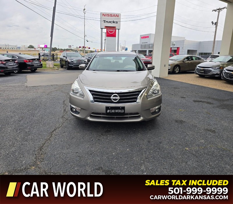 Nissan Altima Vehicle Full-screen Gallery Image 2