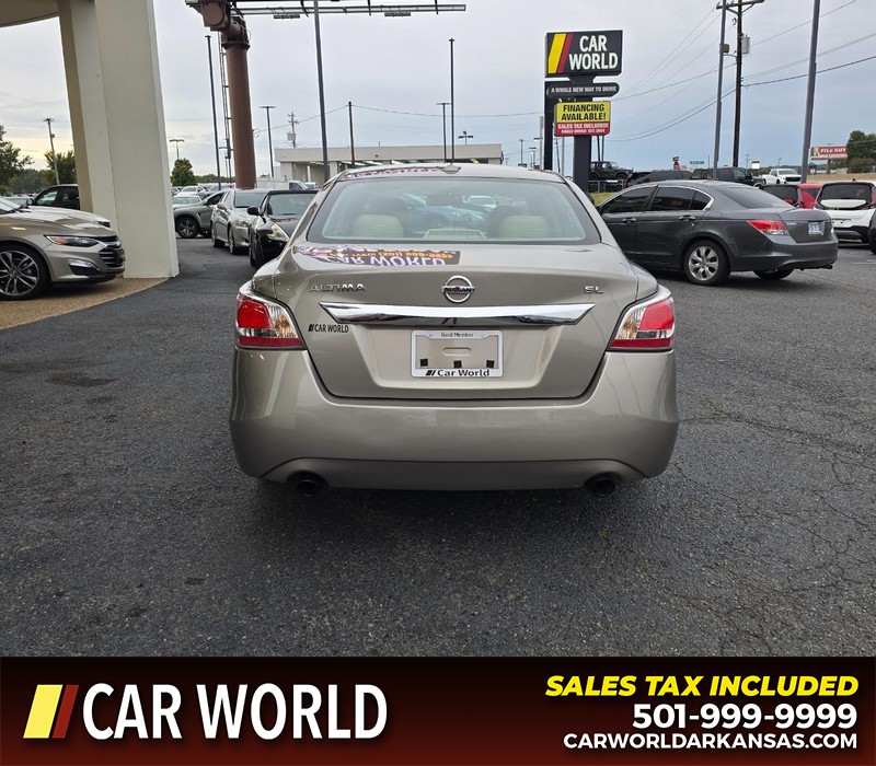 Nissan Altima Vehicle Full-screen Gallery Image 5