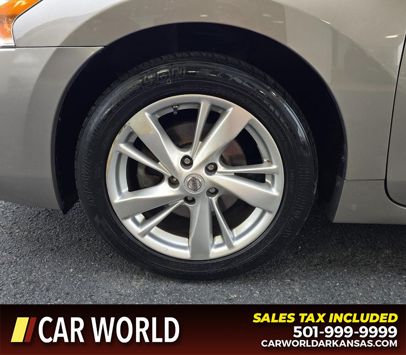 Nissan Altima Vehicle Full-screen Gallery Image 6